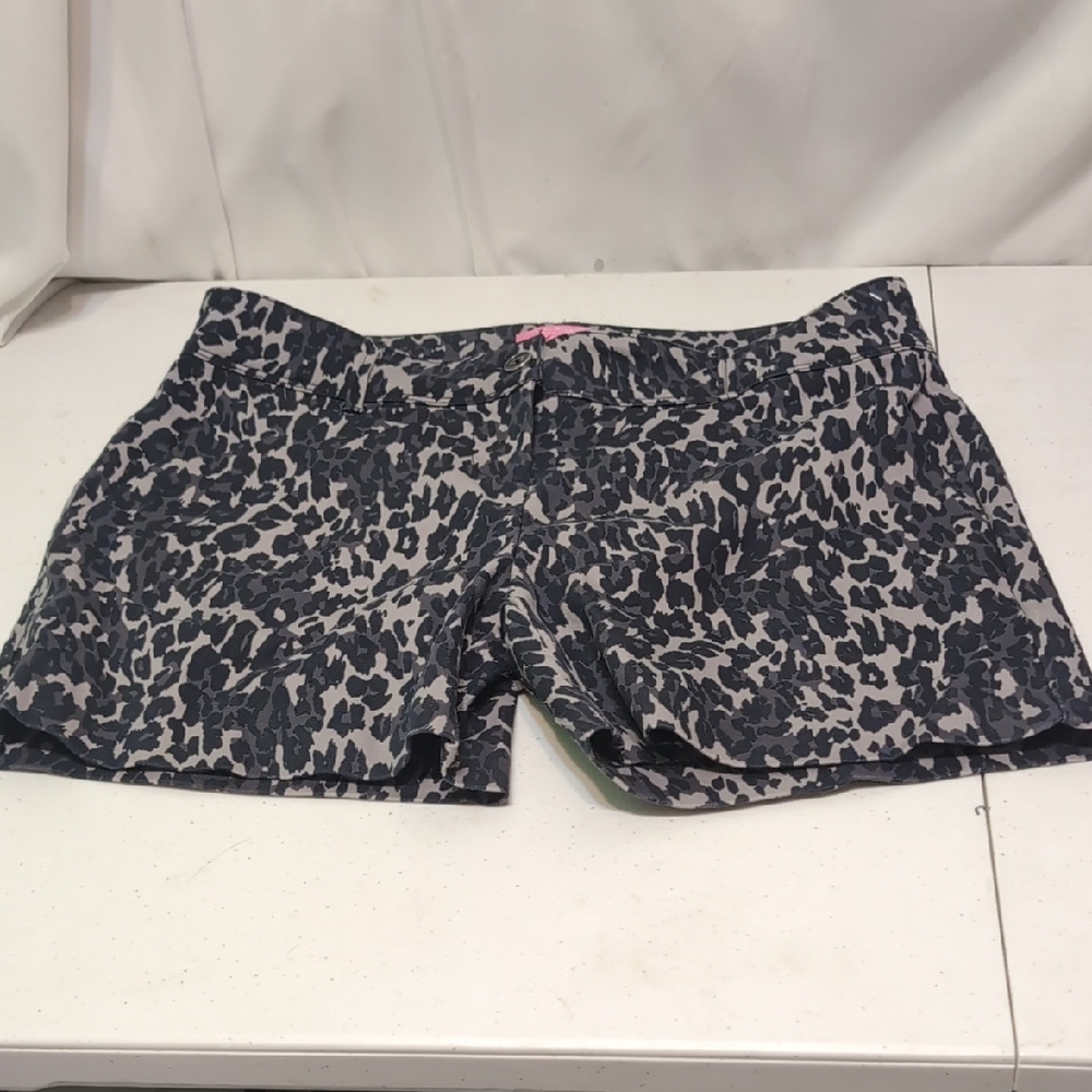 Isaac Mizrahi New York Black and Grey Leopard Print Women's Shorts.  Size 8